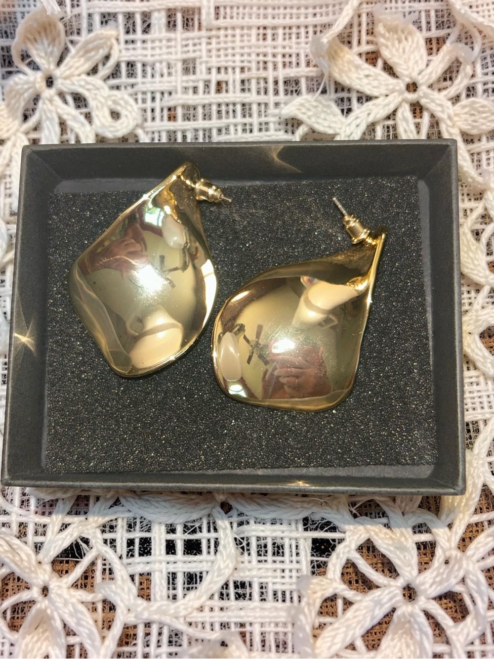 Tear Drop Earrings Pinched Gold Elegant Post Earrings NWOT Unbranded